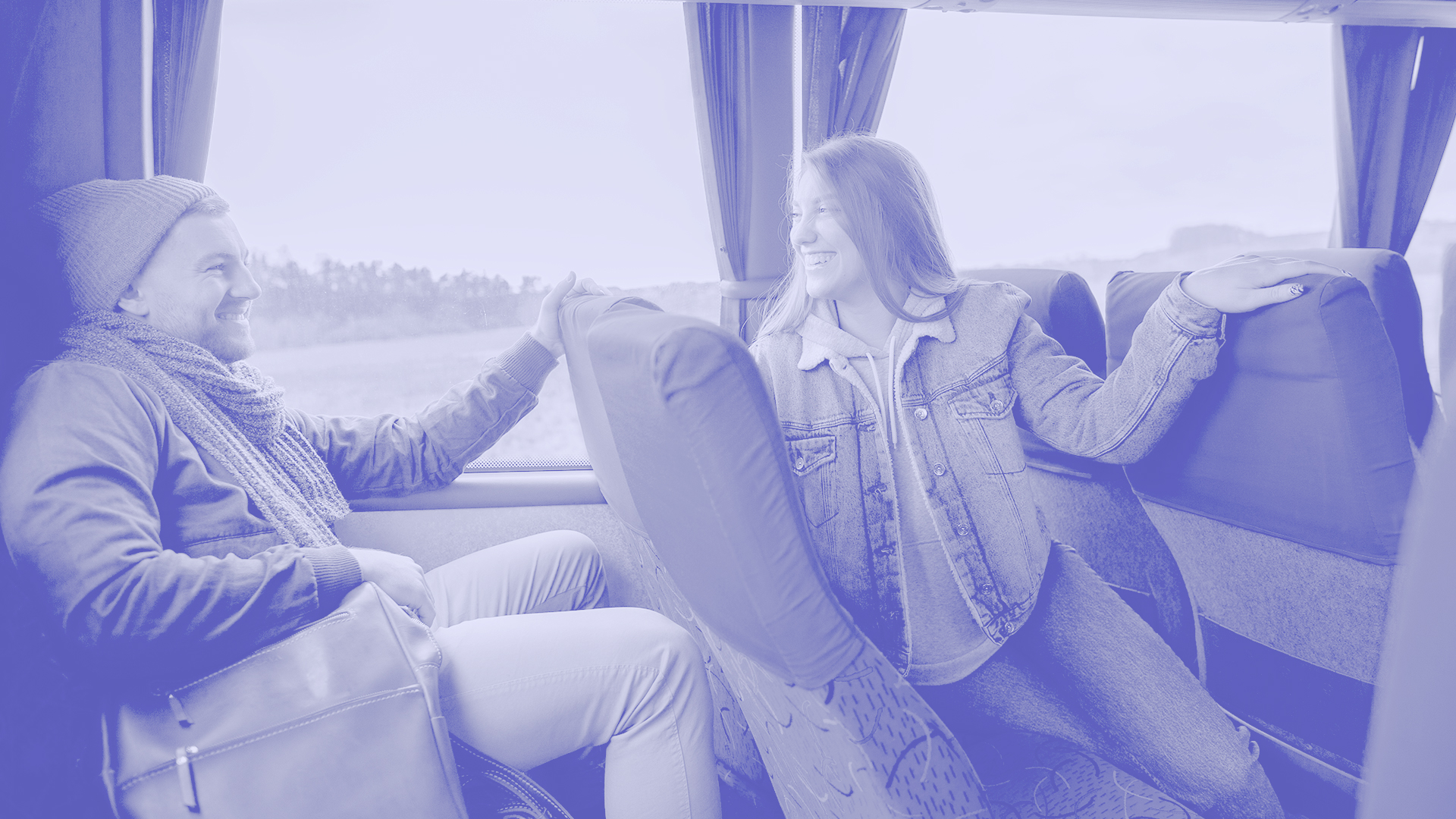 Pessoas conversando em um �nibus